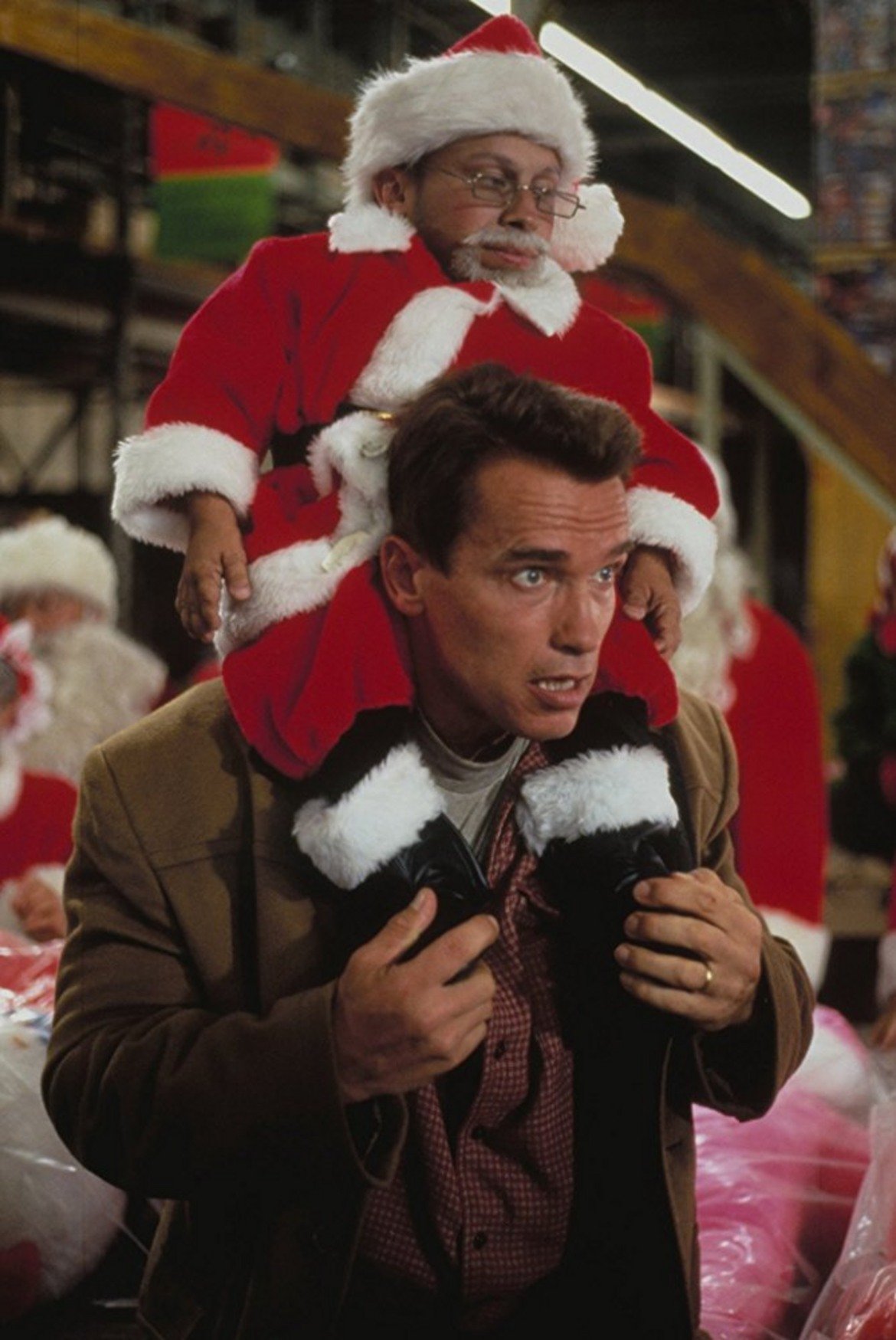 "Коледата невъзможна" 

Арнолд Шварценегер влиза в ролята на добър баща, който иска да купи перфектния подарък за детето си под формата на героя Турбо-Мен. За целта минава през безумни препятствия, които уж трябва да са смешни. 

Тълпите пазаруващи по пътя му са по-настървени и от тези на Черния петък и пазаруването се превръща в мисия почти невъзможна. Приключенията на Шварценегер обаче не са особено забавни, а в наше време изглеждат и направи невъзможни. Въпреки това и за ужас на всички "Коледата невъзможна" също се върти всяка Коледа.