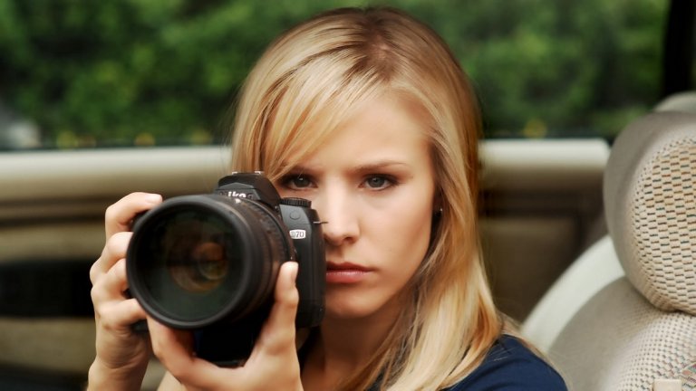 Veronica Mars (2004 - 2007) - 64 епизода
За много фенове по света сериалът Veronica Mars е еквивалент на онова почти перфектно гадже, което е изстръгнало сърцето им с голи ръце и го е захвърлило в канавката. 
„Тийнейджърски детективски сериал" звучи повече от малоумно, но Veronica Mars е много повече от това - нео-ноар криминална драма, в която Кристен Бел, много преди завинаги да се превърне в гласа на принцеса Ана от „Замръзналото кралство", раздава правосъдие с убийствена чаровност и даже по-смъртоносен сарказъм. 
Трите сезона на Veronica Mars се гледат на един дъх и единственият истински проблем на сериала е, че няма повече епизоди. През 2014 г. легионите фенове на Вероника финансират игрален филм, който е далеч от перфектното, но все пак дава някакъв завършек на историята.