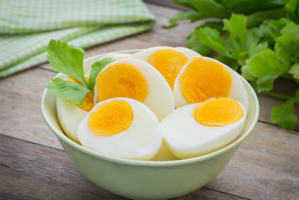 Белтъци

Както повечето животински продукти, яйцата също имат високо съдържание на протеини и всички важни аминокиселини. Повечето от витамините, минералите и антиоксидантите се намират в жълтъка, докато белтъците обират 60% от протеина в едно яйце.

Това означава, че в чаша белтъци (около 240 грама) има 27 грама протеин и малко над 120 калории.