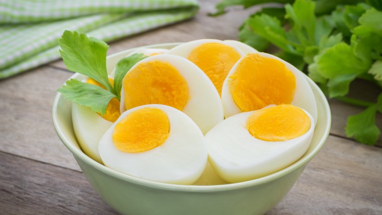 Белтъци

Както повечето животински продукти, яйцата също имат високо съдържание на протеини и всички важни аминокиселини. Повечето от витамините, минералите и антиоксидантите се намират в жълтъка, докато белтъците обират 60% от протеина в едно яйце.

Това означава, че в чаша белтъци (около 240 грама) има 27 грама протеин и малко над 120 калории.