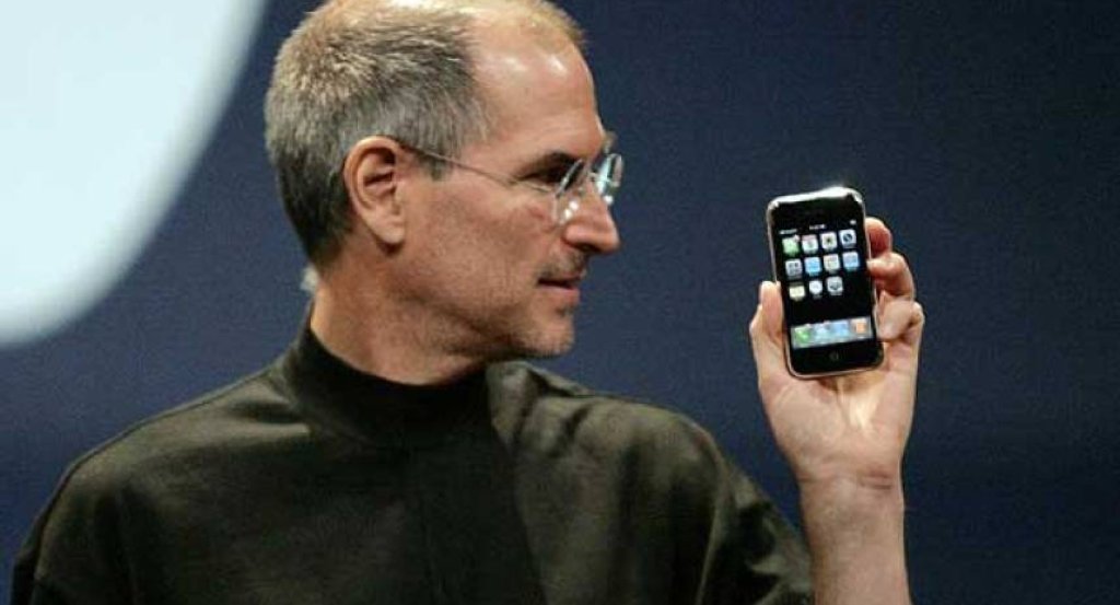 Стив Джобс представя първия iPhone през януари 2007 в Сан Франциско