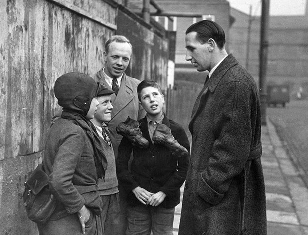 Томи Лоутън говори с малки фенове скоро след като преминава от Челси в Нотс Каунти за 20 хил. паунда през 1947-а - трансферен рекорд по онова време. Лоутън изиграва 151 мача за Каунти за 4 години преди да завърши кариерата си в Лондон - Брентфорд и Арсенал.
