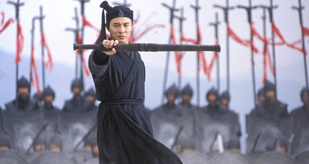 Джет Ли
Следвайки утъпкания път на Брус Лий и Джаки Чан преди него, Джет Ли постигна слава първо в родината си, преди да превземе Холивуд с щурм. За да стигне дотам обаче той първо се доказва като истински майстор на ушу, като става многократен национален шампион на Китай по този боен спорт. Стилът му залага изключително много на атлетичността и бързината, а оттам вече идва и артистичното му име в киното - Jet.
Пробивът му на Запад идва с участието в “Смъртоносно оръжие 4” от 1998 г., където играе кофти китайски мафиот. Последната му голяма роля е тази на наемника Ин Янг от “Непобедимите”.