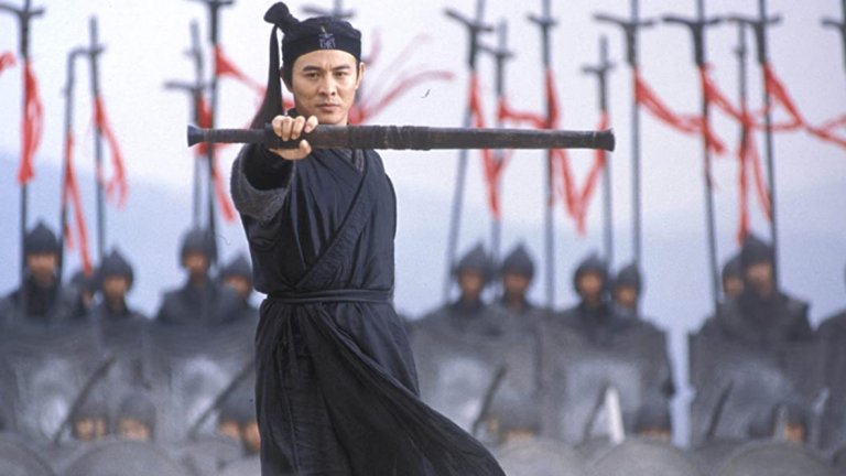 Джет Ли
Следвайки утъпкания път на Брус Лий и Джаки Чан преди него, Джет Ли постигна слава първо в родината си, преди да превземе Холивуд с щурм. За да стигне дотам обаче той първо се доказва като истински майстор на ушу, като става многократен национален шампион на Китай по този боен спорт. Стилът му залага изключително много на атлетичността и бързината, а оттам вече идва и артистичното му име в киното - Jet.
Пробивът му на Запад идва с участието в “Смъртоносно оръжие 4” от 1998 г., където играе кофти китайски мафиот. Последната му голяма роля е тази на наемника Ин Янг от “Непобедимите”.