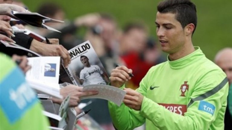 футболист дает автограф болельщикам