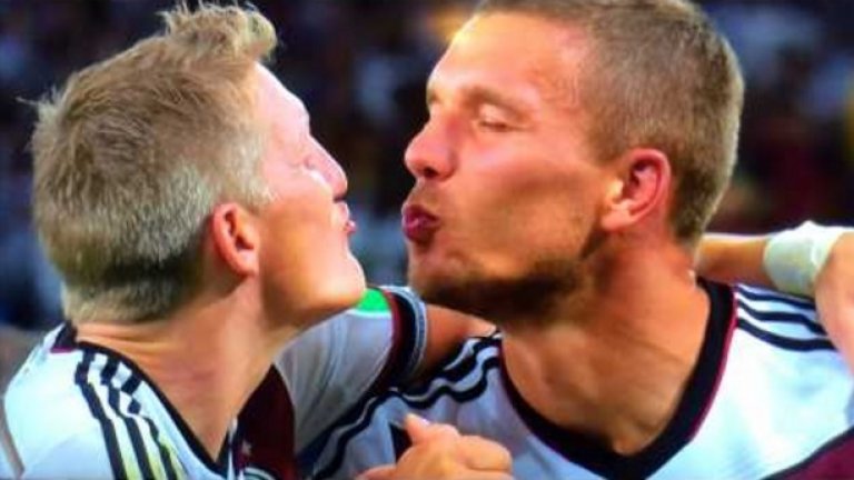 Лукаш Подолски и Бастиан Швайнщайгер
Сега, не помним да се е стигало чак до целувка на терена, но беше ясно, че Швайни и Подолски са сред най-добрите приятели в Бундестима и се разбираха страхотно на терена. С тях настроението винаги беше на ниво. Ха-ха, шегуваме се, разбира се, че имаше и целувка.
    Estou achando que o #Schweinsteiger ficou muito tempo na #Bahia ouvindo #Ax #poldi #basti #champions #lp10 #ficapodolski #rio A video posted by Lukas Podolski (@poldi_official) on Jul 13, 2014 at 8:26pm PDT 
