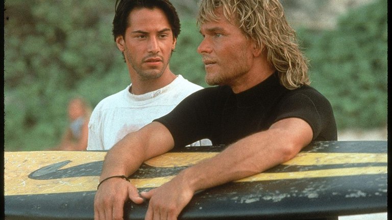 Точка на пречупване 
Киану Рийвс влиза в ролята на Джони Юта – агент на ФБР, който има за задача да разкрие бенда за банкови обири в Южна Калифорния. Работата му и съдбата го срещат с героя на Патрик Суейзи – Боди – запален сърфист, който не може да живее без адреналин. 
Постепенно става ясно, че Боди е готов на всичко, за да си набави силни усещания, включително и на банков обир. В същото време Джони изпитва все повече съмнения към собствения си морал.
За тази роля Рийвс се подготвя много внимателно и това си личи на екрана. Той наблюдава отблизо работата на истински федерални агенти в Лос Анджелис. Първоначално филмът дори е трябвало да се казва "Джони Юта", но режисьорката Катрин Бигълоу решава, че така името е твърде лаконично и неразпознаваемо.