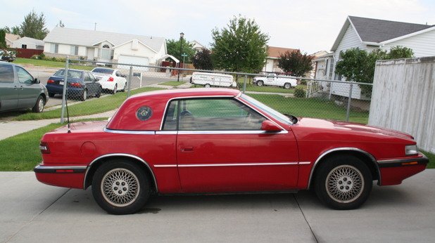 Chrysler TC by Maserati
1989-1991
Малко по-напред в нашия списък срещнахме един прекрасен продукт на съвместната работа на легендарните Лий Якока и Алехандро де Томасо – Pantera. Pantera става факт, когато Якока е все още във Ford. Когато оглавява Chrysler Якока не забравя връзките си с Де Томасо, който вече е преминал в Maserati. И италианците получават поръчка да създадат спортен кабриолет за Chrysler.
Така се ражда TC, а американците с гордост добавят към името му by Maserati. През 1989 колата струва 33 000 долара в Щатите, което е с два пъти повече от автомобила, послужил за база при създаването на TC – Chrysler LeBaron, като по-скъпата „италианска” версия страда от същите проблеми като евтиния си „родител” – лошо сглобяване, ниско качество на производството. Най-лошото е, че на външен вид двете коли почти нямат разлика.
TC получава 2,2-литров 4-цилиндров турбо мотор с мощност 200 конски сили, но лошият маркетинг, незабележимият дизайн и невероятната цена осъждат съвместното творение на Chrysler и Maserati на бърза смърт.