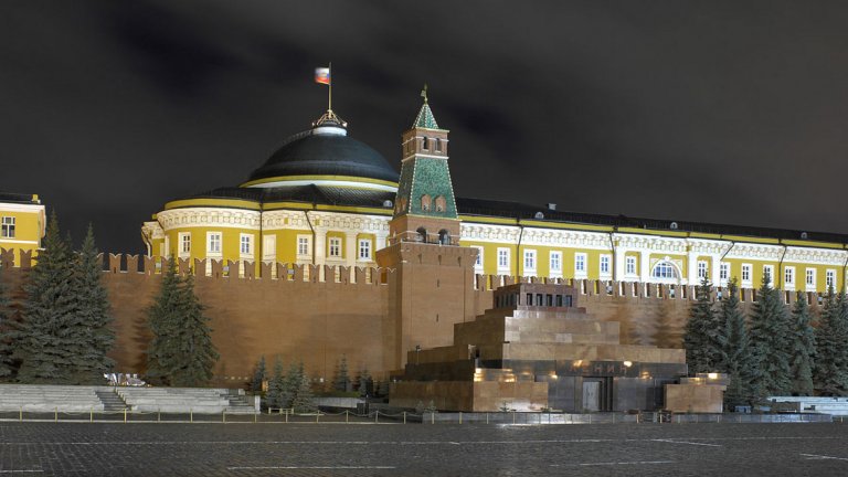Кремъл, Москва

Червените крепостни стени ограждат съвременния правителствен комплекс в руската столица, изграждан между 14 и 17 век. Тук се намира и една от официалните резиденции на руските президенти - Сенатският дворец, в който се намира кабинетът на Путин, офисите на най-близките му съветници, залата за заседания на Съвета за сигурност и президентската библиотека. Основното имение, в което живее Владимир Путин, се намира в Ново Огарьово край Москва.