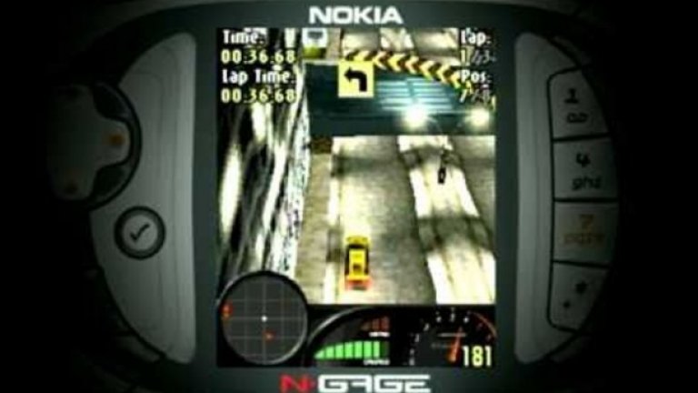 8. Glimmerati (Nokia N-Gage, 2005 г.) 
Рейсърът е може би най-лесният за пресъздаване жанр на екрана на един телефон, дори когато той е съвсем малък, а хардуерът - скромен. Въпреки това, Glimmerati е нещо повече от обикновена игра, в която трябва да пресечете финала първи. През 2005 г. финландското студио Bugbear, което създаде и поредицата FlatOut, запретва ръкави, за да направи един компетентен мобилен рейсър с интересен сюжет. 
В играта влизате в ролята на млад наследник на богато семейство, което се бори за прием в елитен клуб на автомобилни състезатели. По-важното обаче е, че играта е лесна за управление и може незабавно да се впуснете в надпреварата, а това са основните характеристики за всяко добро мобилно заглавие. Glimmerati е една от най-високооценените игри в кратката история на N-Gage.