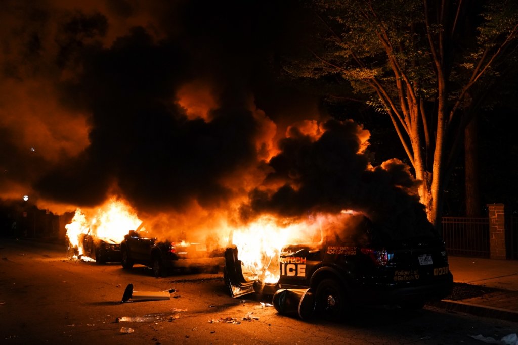 Полицейска кола, запалена при протестите в Атланта, Джорджия.
