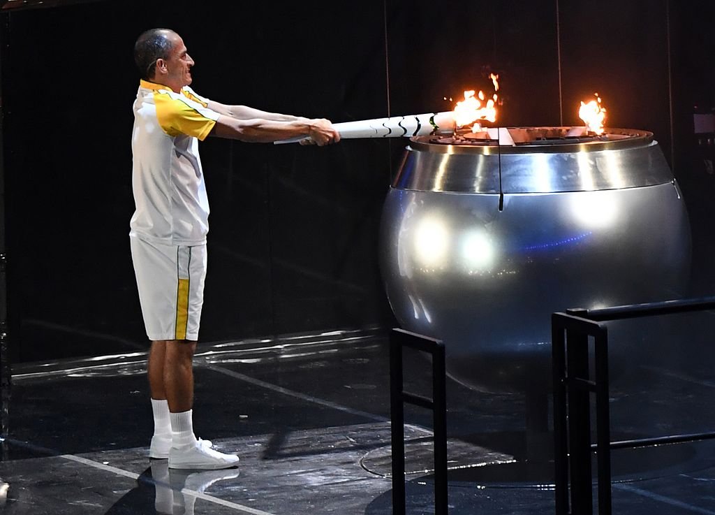 Vanderlei_Cordeiro_de_Lima_lights_cauldron_(28771915476)