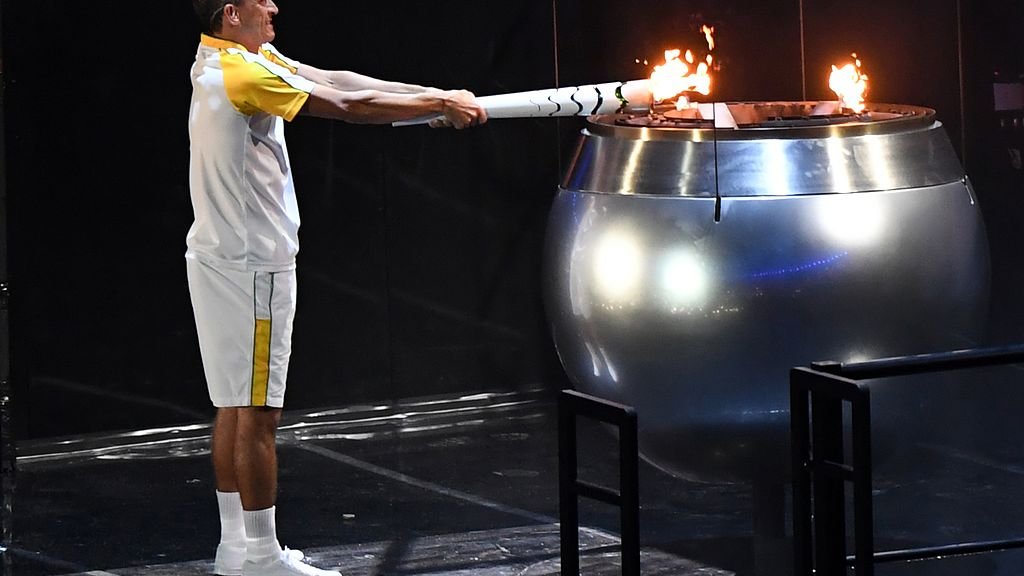 Vanderlei_Cordeiro_de_Lima_lights_cauldron_(28771915476)