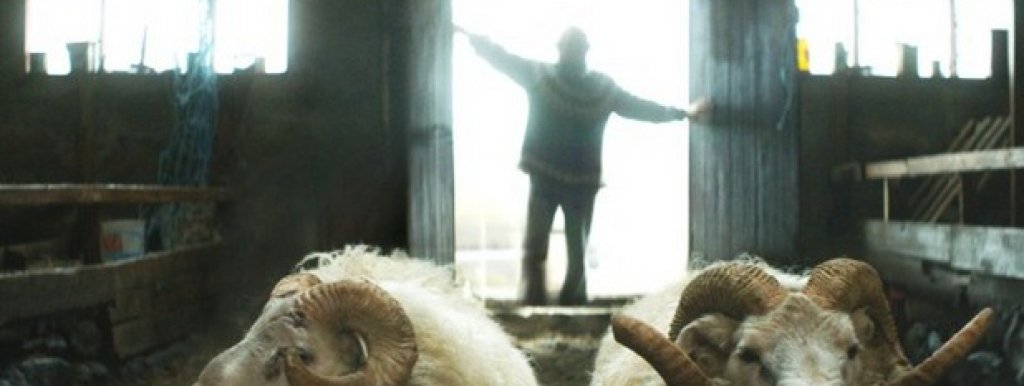Овни

Вторият пълнометражен филм на Гримюр Хаконарсон завоюва наградата „Особен поглед” в Кан и още над 15 отличия. Действието се развива в усамотена исландска долина, където двама братя – Гюми и Киди, отглеждат овце. Въпреки че живеят в съседни ферми, те не са си говорили от 40 години. Когато шампионското стадо на Киди е покосено от смъртоносна заразна болест, цялата долина се оказва застрашена и за да предотвратят епидемия, властите решават да умъртвят животните. За фермерите, които се изхранват с овцете, това си е смъртна присъда и много от тях са на път да напуснат домовете си. Гюми и Киди отказват да се предадат - но за да спасят ценното древно животинско поколение, както и себе си, отчуждените братя са принудени да се съюзят.

Прожекции: 14 март в G8 от 19.15; 17 март в Euro Cinema от 21.30; 20 март в „Одеон” от 20.30
