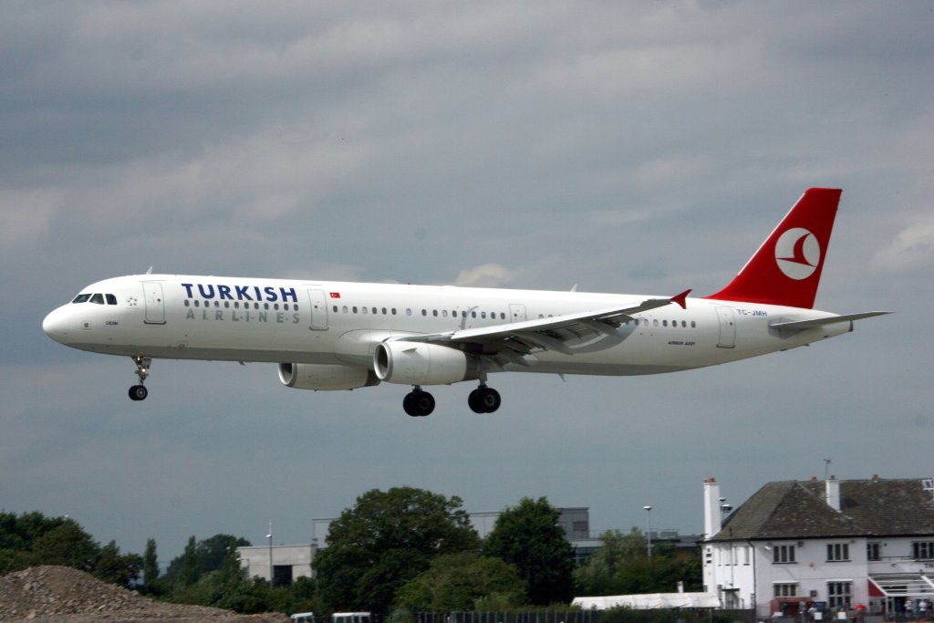 tc-jmh-turkish-airlines-a321-arriving-on-their-afternoon-flight-from-20150502183302-5545185e37f88