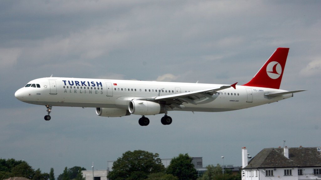 tc-jmh-turkish-airlines-a321-arriving-on-their-afternoon-flight-from-20150502183302-5545185e37f88