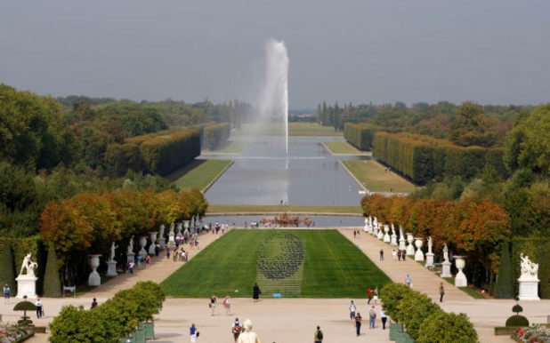 Градините на Версай са по-хубави от двореца. Това не е просто спретната леха, каквато има зад повечето дворци. Градината и парка се простират на над 8 квадратни километра – приказни фонтани, изкуствени пещери и пътеки. Не ги пропускайте.
