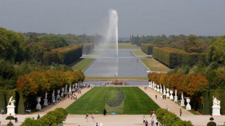 Градините на Версай са по-хубави от двореца. Това не е просто спретната леха, каквато има зад повечето дворци. Градината и парка се простират на над 8 квадратни километра – приказни фонтани, изкуствени пещери и пътеки. Не ги пропускайте.