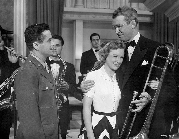 "Историята на Глен Милър" (The Glenn Miller Story, 1954)

Това е един от първите биографични филми за музикант. Джеймс Стюарт играе лидера на джаз оркестъра - световноизвестния Глен Милър. Той загива в самолетна катастрофа през 1944 година, докато лети за  Франция, за да свири пред военни. Тялото му никога не е намерено