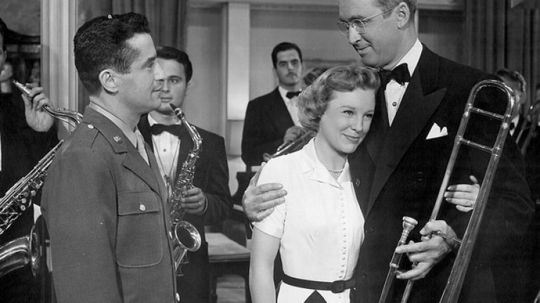 "Историята на Глен Милър" (The Glenn Miller Story, 1954)

Това е един от първите биографични филми за музикант. Джеймс Стюарт играе лидера на джаз оркестъра - световноизвестния Глен Милър. Той загива в самолетна катастрофа през 1944 година, докато лети за  Франция, за да свири пред военни. Тялото му никога не е намерено