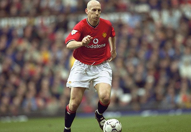 3. Яп Стам (Манчестър Юнайтед, 1998/99)
Холандецът дойде в Юнайтед от ПСВ и на три пъти стана шампион в трите си сезона при "червените дяволи". Първият от тях беше забележителен за него и през 1999-а бе избран за Играч на годината, както и за най-добър защитник на УЕФА.