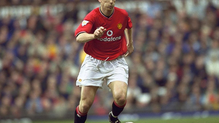 3. Яп Стам (Манчестър Юнайтед, 1998/99)
Холандецът дойде в Юнайтед от ПСВ и на три пъти стана шампион в трите си сезона при "червените дяволи". Първият от тях беше забележителен за него и през 1999-а бе избран за Играч на годината, както и за най-добър защитник на УЕФА.