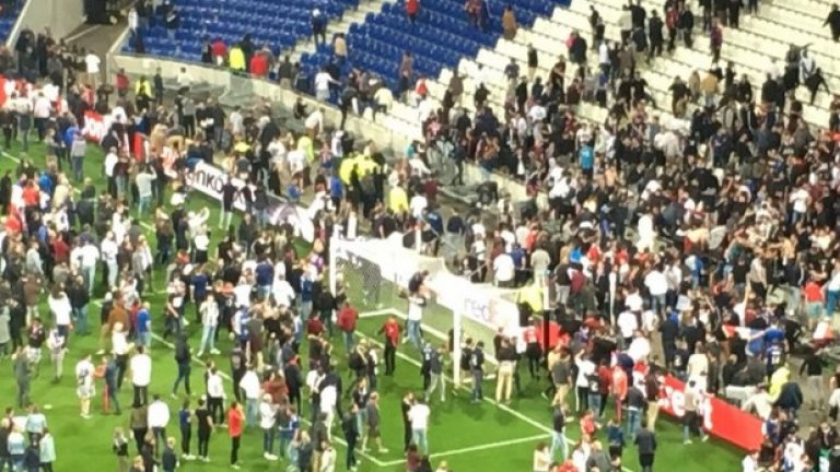 Нахлуването на феновете попречи на мача да започне навреме