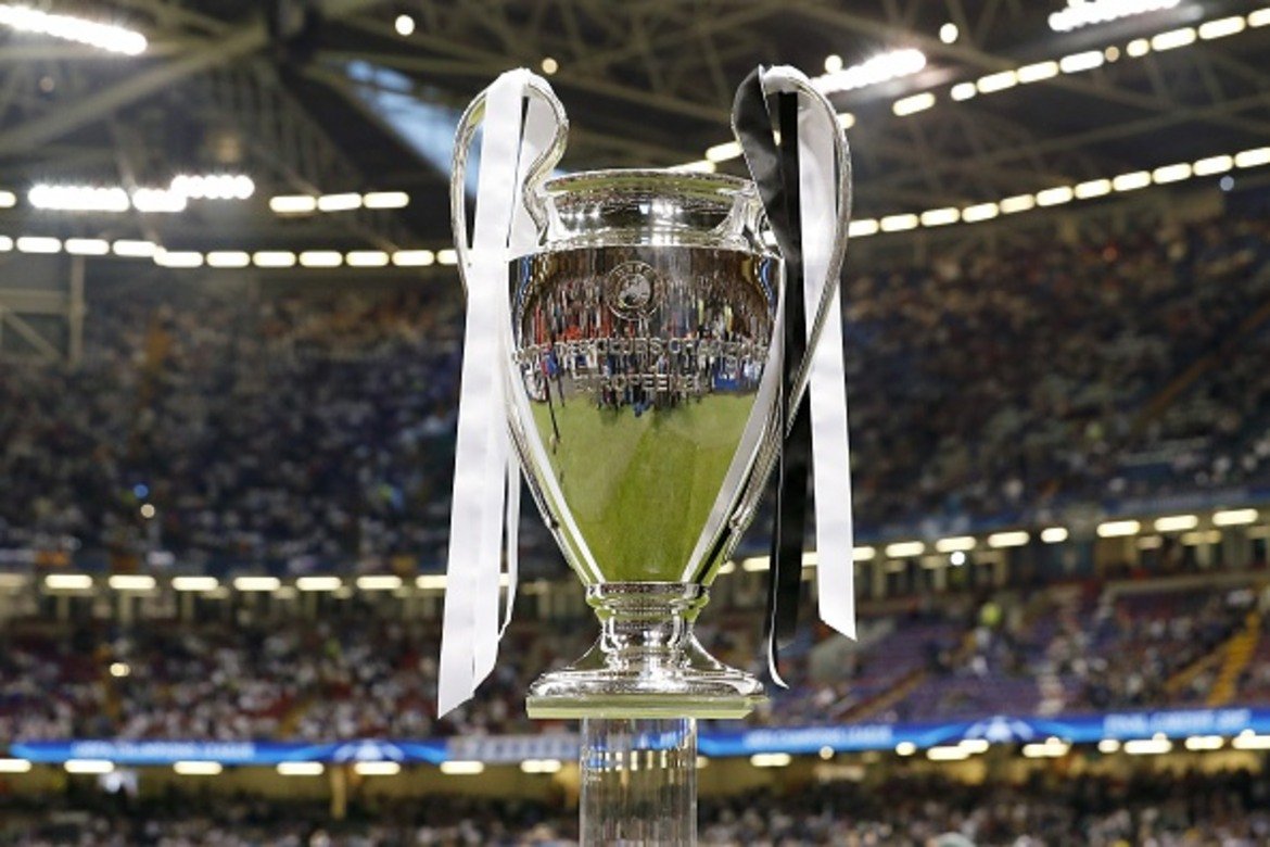Само 5 отбора притежават оригинален трофей от Шампионската лига
От 2009-а насам победителите в Шампионската лига получават реплика на знаменития трофей. Но има 5 тима, които си заслужиха да имат оригинала във витрината си. По предишните правила купата остава при две условия - пета европейска титла за клуба или трета поред. Реал, Аякс, Байерн, Милан и Ливърпул успяха да ги изпълнят.