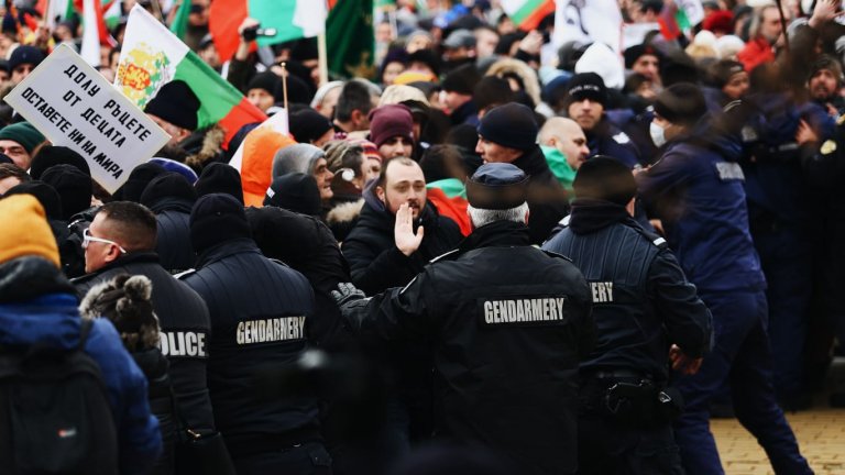 Протестиращи опитаха да влязат в парламента