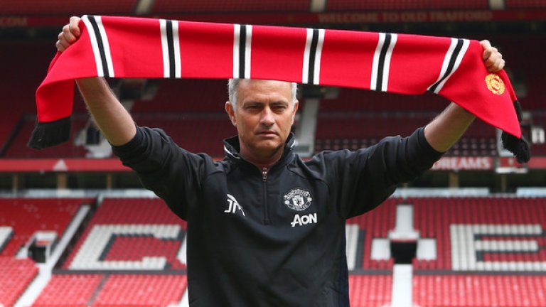 7. Снимката на Моуриньо с фланелка на Юнайтед на „Олд Трафорд“ (5 юли).
    @JoseMourinho at the Theatre of Dreams!  #mufc A photo posted by Manchester United (@manchesterunited) on Jul 5, 2016 at 3:07am PDT 