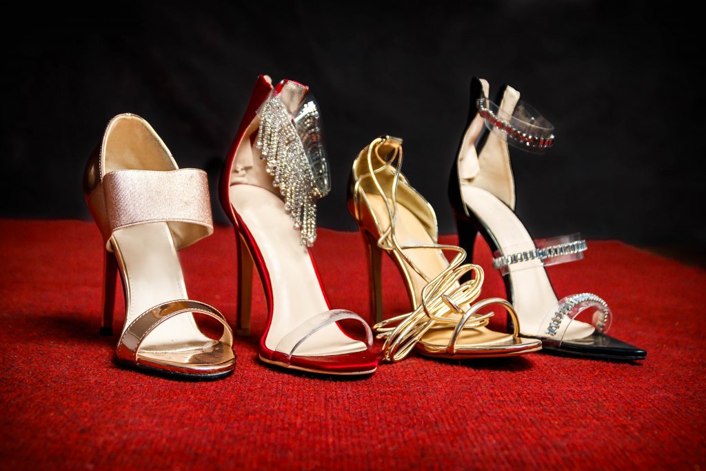 Токчета с металик детайлиТова лято токчетата с ефект „Треска в събота вечер“ ще са супермодерни. За по-официални поводи, каквито през лятото валят, се налага да сложим сандали с ток, затова ще изберем нещо, приковаващо погледа. Камъчета и висулки също са приемлив вариант, стига да не се прекрачва границата на добрия вкус.