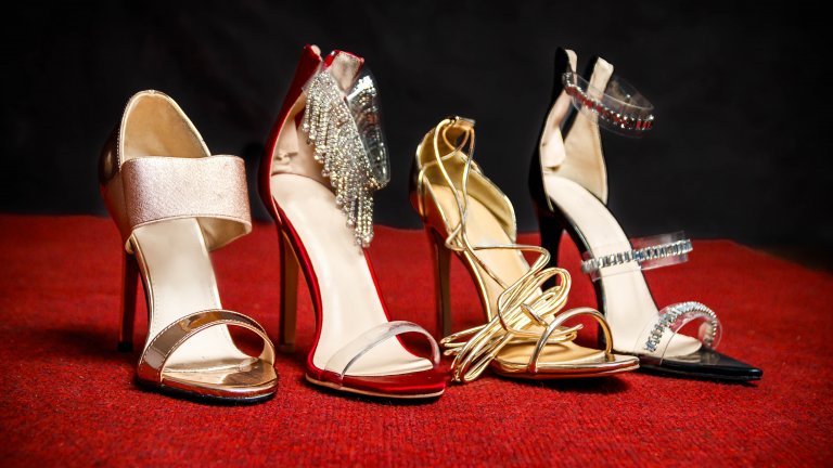 Токчета с металик детайлиТова лято токчетата с ефект „Треска в събота вечер“ ще са супермодерни. За по-официални поводи, каквито през лятото валят, се налага да сложим сандали с ток, затова ще изберем нещо, приковаващо погледа. Камъчета и висулки също са приемлив вариант, стига да не се прекрачва границата на добрия вкус.