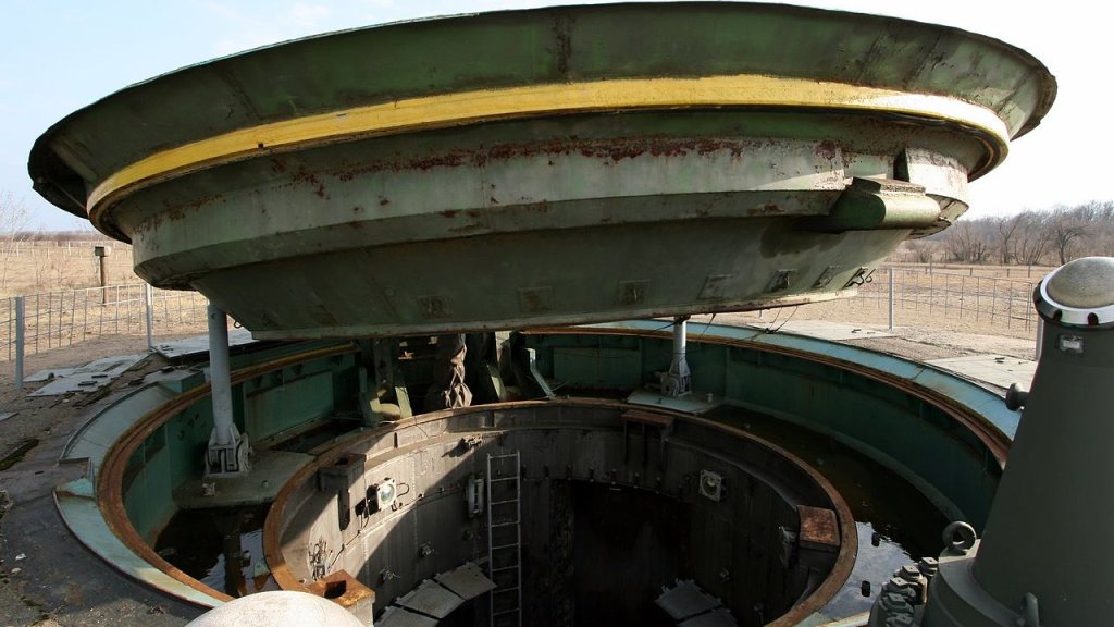 1280px-Missile_silo_of_a_SS-24_missile_(2)