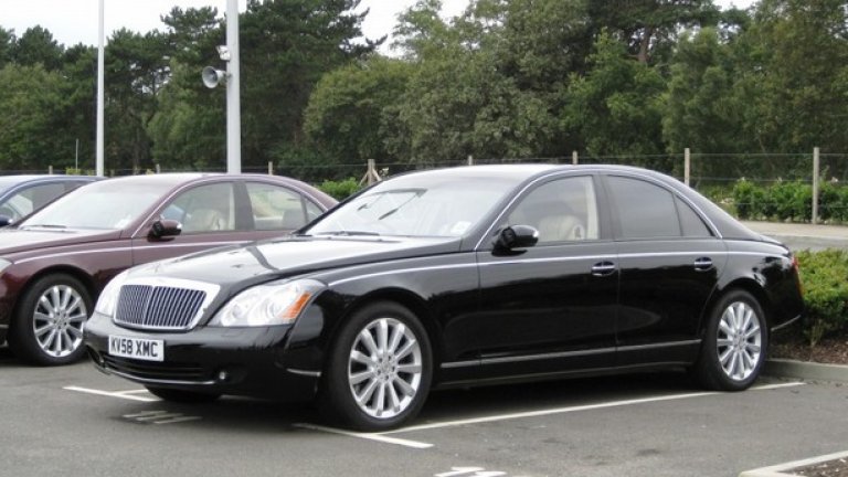 Рик Рос, Maybach 57 – 430 000 долара
Рапърът, който имаше проблеми с наднорменото тегло се превърна в стегнат мъжага, като излязъл от реклама на фитнес салон. В Mercedes се отказаха от самостоятелното възраждане на Maybach, но името на луксозната марка ще продължи да живее, а Рос и неговият 57 заемат едва 9-о място в класацията на Холивуд.