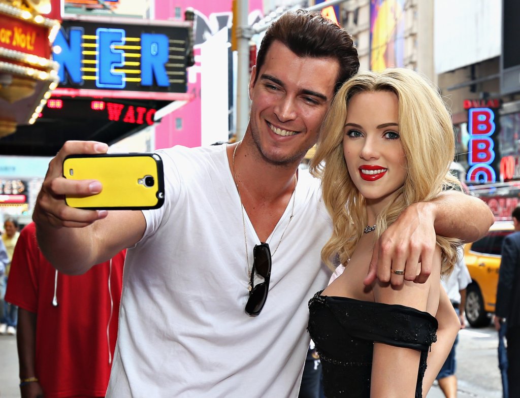 Едно селфи? Голяма работа, че не си истинска