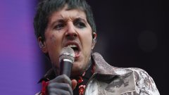 "Кой хвърли телефон в главата ми?!": Оли Сайкс от BMTH е с леко сътресение след концерт