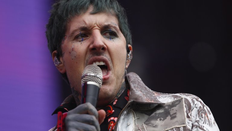"Кой хвърли телефон в главата ми?!": Оли Сайкс от BMTH е с леко сътресение след концерт