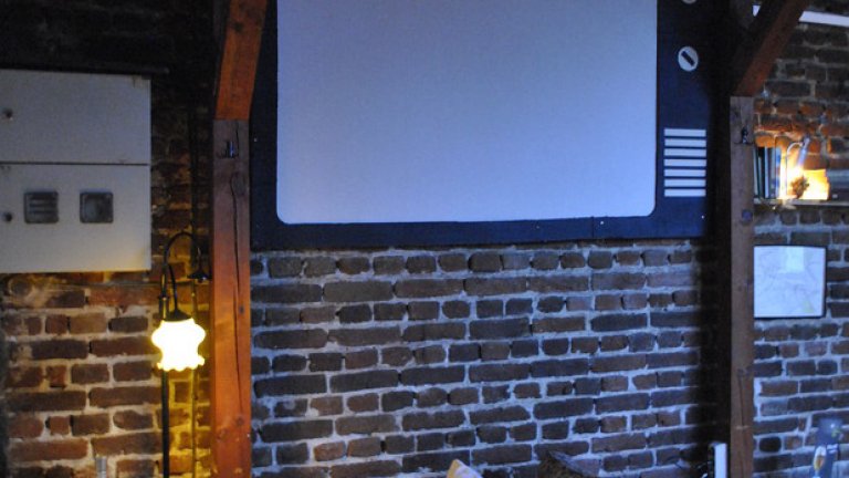 На едната стена в Bar Pointима голям екран във формата на телевизор, на койтo се гледат футбол, концерти, клипове, аудио-видео миксове