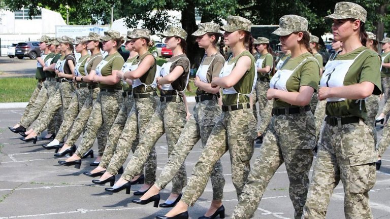 Депутати и министри избухнаха срещу предложението за военния парад за Независимостта на страната