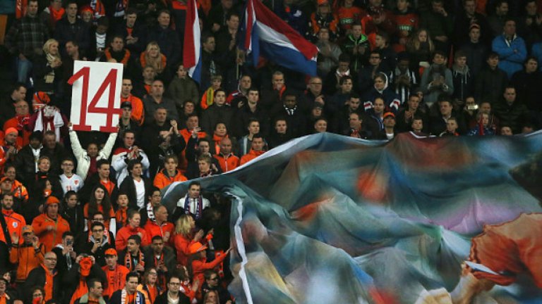 „Амстердам Арена” аплодира в памет на Йохан Кройф