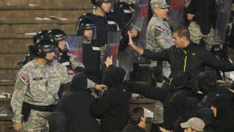 Феновете на Партизан от трибуната зад вратата опитаха да нахлуят при "събратята" си от фракцията "Забранени", които ги замеряха с факли.