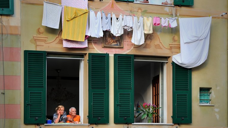 В Италия доста от "младите" още живеят с родителите си.