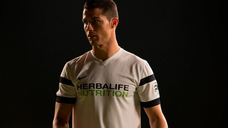Herbalife
Всички помним как София осъмна с лика на португалеца по автобуси и билбордове преди гостуването на Реал Мадрид на Лудогорец. Американската компания продава продукти за регулиране на теглото. Ако и това не свърши работа...