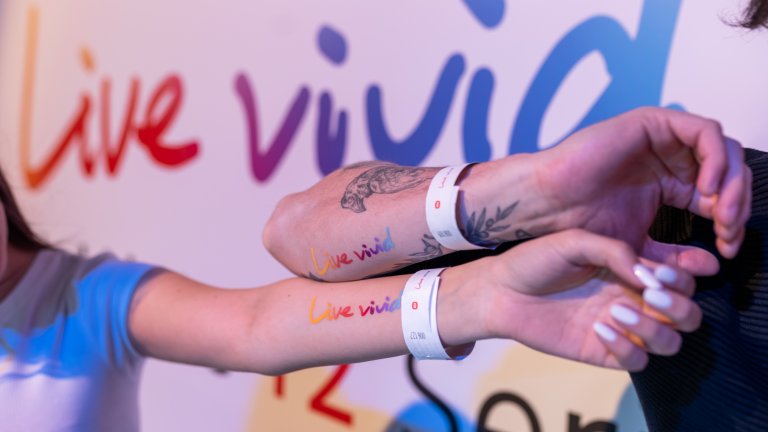 Да живееш цветно и смартфонът ти да го показва