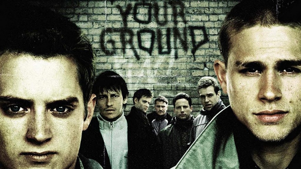 Хулиганите от зелената улица (2005)
Тук става дума за футболни хулигани. В независимия филм от 2005 година участва Илайджа Ууд в много различна роля от тази, в която сме свикнали да го виждаме от „Властелинът на пръстените“. Това е може би най-извест