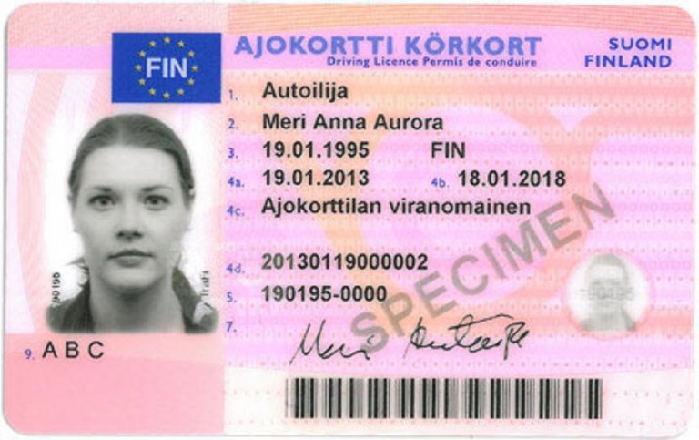 Ето така изглеждат шофьорските книжки във Финландия. Под снимката на водача са посочени категориите, които той/ тя има право да управлява