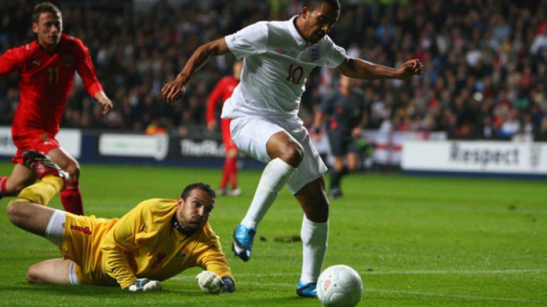 На 16 години Тио Уолкът отиде на световно първенство с английския тим. Следващият Оуен? Едва ли... Контузиите нарушиха ритъма на кариерата му, когато е здрав играе добре, но... Вече е на 25, а още не е голяма звезда на световната сцена.