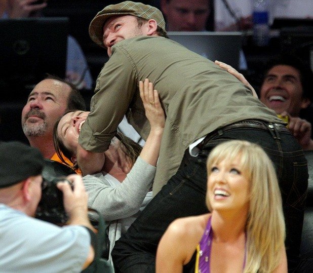 Целувка пред камерите на мач в "Стейпълс сентър" през 2009-а.