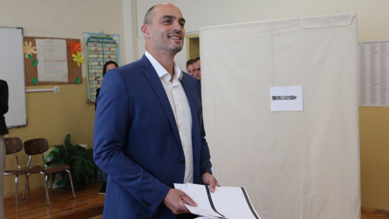 Президентът Румен Радев, премиерът Борисов и още редица политици вече гласуваха (снимки)