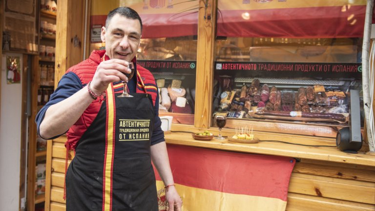 Около „Автентичното" се е оформила малка местна общност. Всяка събота и неделя на няколкото маси пред магазина се събират хора и хапват традиционни испански ястия.